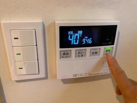 CafeLearner's tweet image. 🛁 Japanese homes have a bath control panel in the kitchen! Press a button and the bathtub fills itself with hot water to perfect temperature. 
It even tells you when it’s ready. 
You can reheat it later too. 
Bathing here is space-age level! #JapanTech