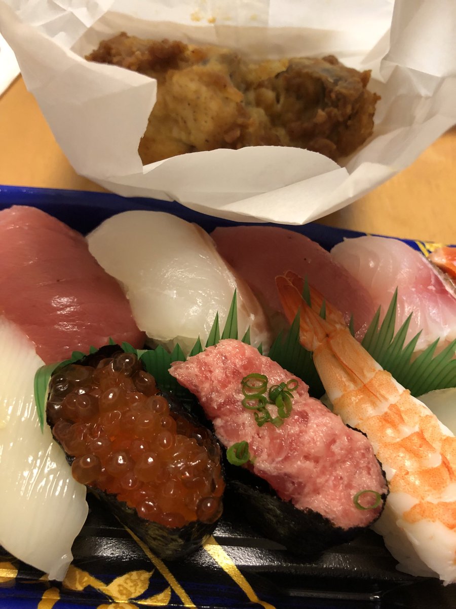 ただいま〜さぁお休みだぞーー
まずはパーティご飯🍗🎈🎉

#待ちに待ったお休みです
#喜びどあっぷ琥珀ちゃん
#ポメラニアン