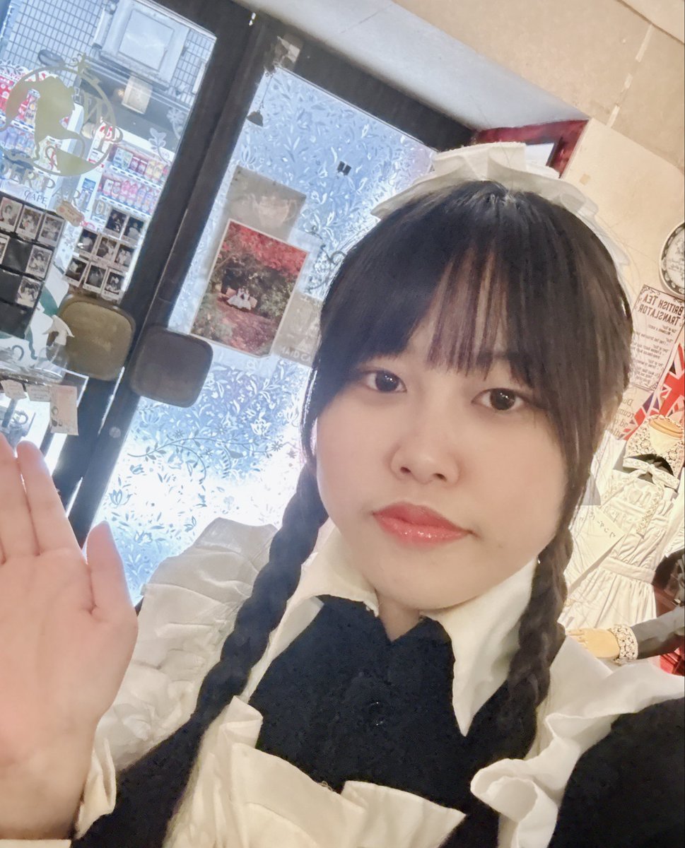 本日もご来店いただきまして、ありがとうございます。

早い時間に、林檎と共にお給仕をしておりました。

早い時間かつ平日にお給仕するのはとても久しぶりで、終始ワクワクしておりました。
扉から光が差し込んでいるのも、新鮮な光景に感じておりました。