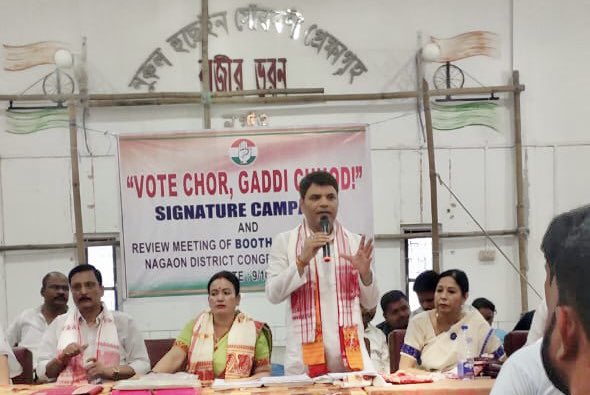 manojchauhanmp's tweet photo. 📍 Nagaon, Assam 

Yesterday attended the Review meeting of Booth Committees with the Mandal Congress Presidents &amp; Block Congress Presidents of DCC #Nagaon &amp; joined the #Vote_Chor_Gaddi_Chhod Signature Campaign of the district. https://t.co/cyx1RA7giJ