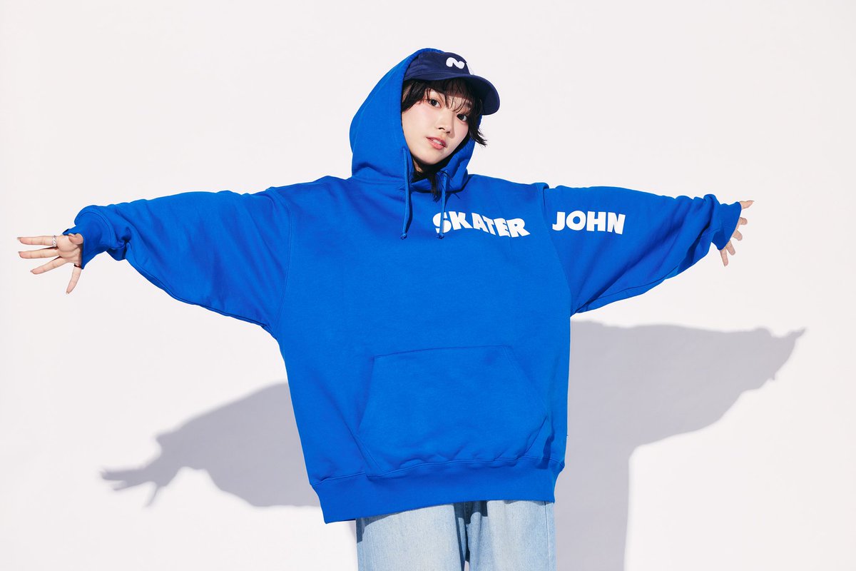🥹🙏 RT＋💙

【📣明日発売‼️立つフーディーのデザイン紹介①】
胸から腕にかけての『SKATER JOHN』の文字！
後ろにも大きなグラフィック！
カッコ良すぎでしょ！

✅ JOHN 2025 F/W No.2 Blue

②に続く👇