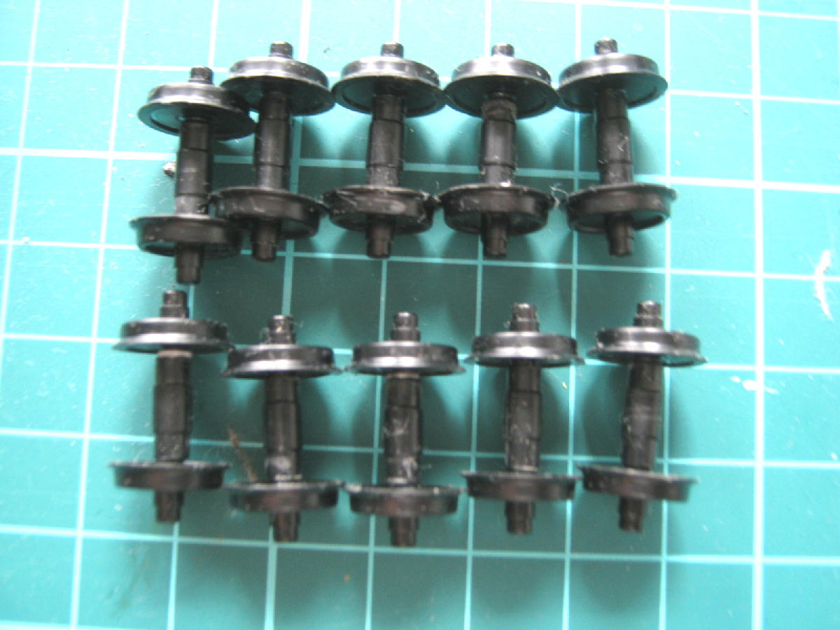 tentetu82's tweet image. #115系　#PULM #改軌大作戦
車輪を改軌。先行の２軸は慎重にやったが、走向性能は
関係ないので寸法の精度はおおざっぱ。