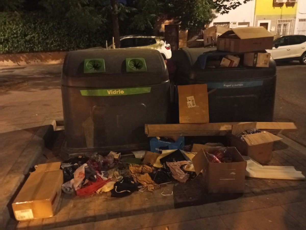 Viernes
#madridestasucio
#simancasabandonado
#sanblasabandonado