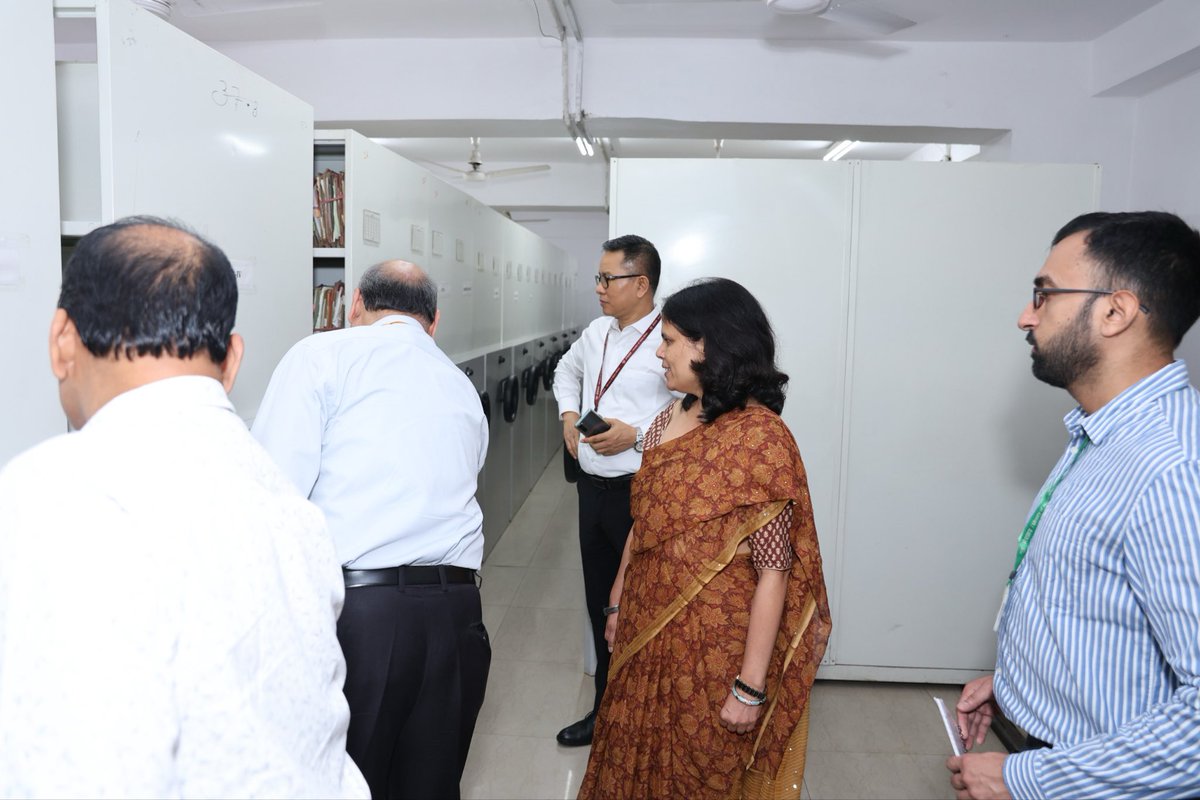 MoHFW_INDIA's tweet image. Under Special Campaign 5.0, Ms. Punya Salila Srivastava,  Union Health Secretary carried out a detailed inspection of the office premises at Nirman Bhawan, New Delhi.

The review included cleanliness of office rooms and corridor, inspection of Record Room, assessment of hygiene…