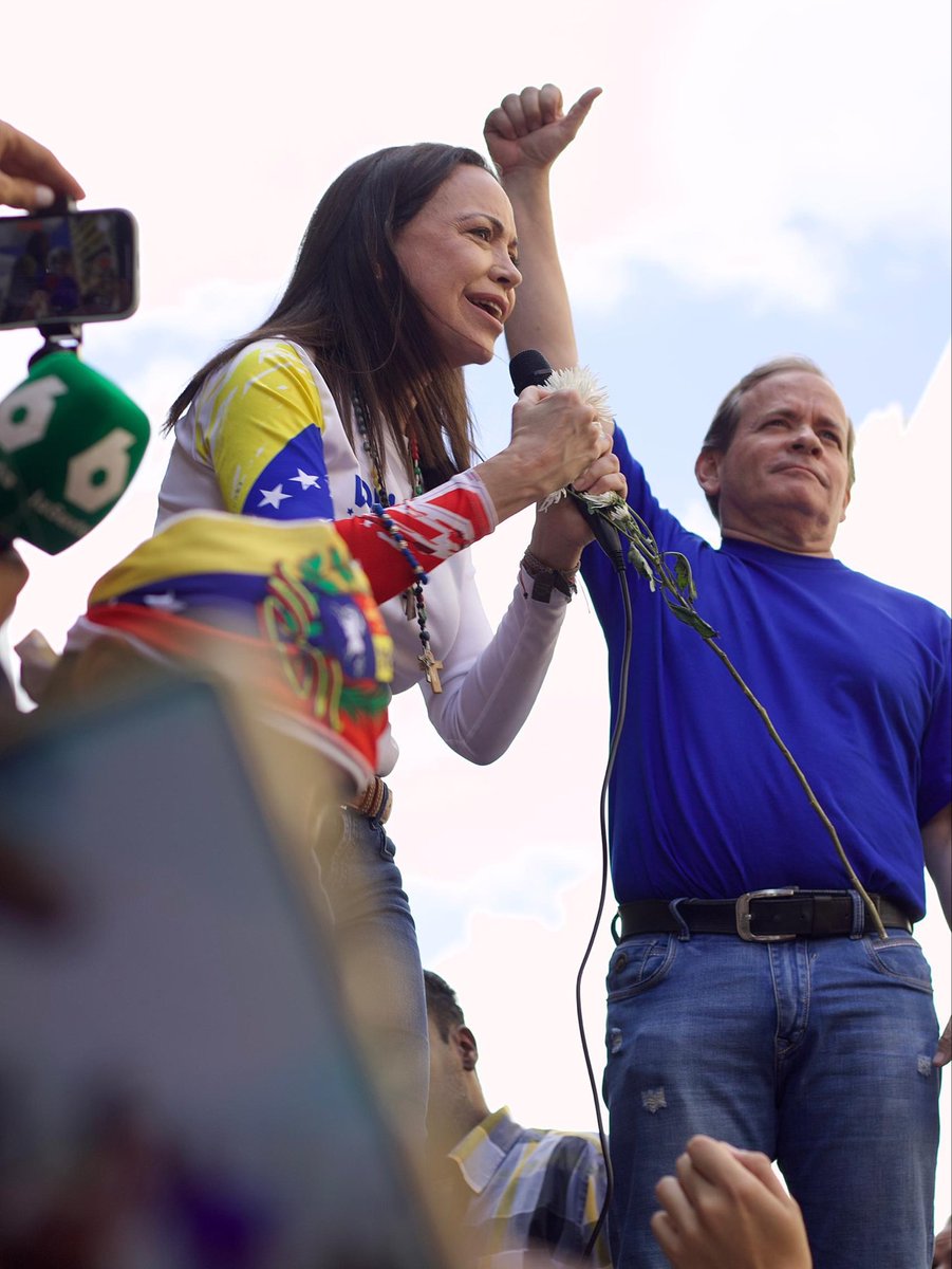 María Corina Machado, Nobel de la Paz.

No creo que haya nadie que merezca más ese premio.

Gracias por tu lucha incansable por la libertad de todos nosotros.

Por tu valentía y compromiso por rescatar nuestro país.

Como hijo de un preso político me llena de orgullo ver que la