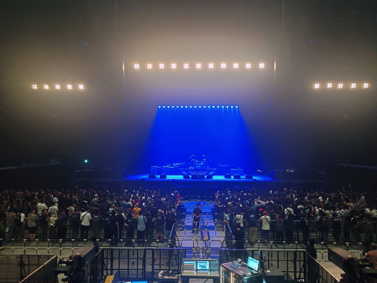 KEIMA59978518's tweet photo. 人生初ライブがFoo Fightersで無事楽しめた。この会場で1番大きくて鋭いシャウトでデイブへの愛がデカイのは俺だと思うほどに叫んできた。
明後日くらいにライブしないかなと思って一応ライブ情報見返してる。
 #FooFighters  #ありがとう https://t.co/bOd13MMIhK