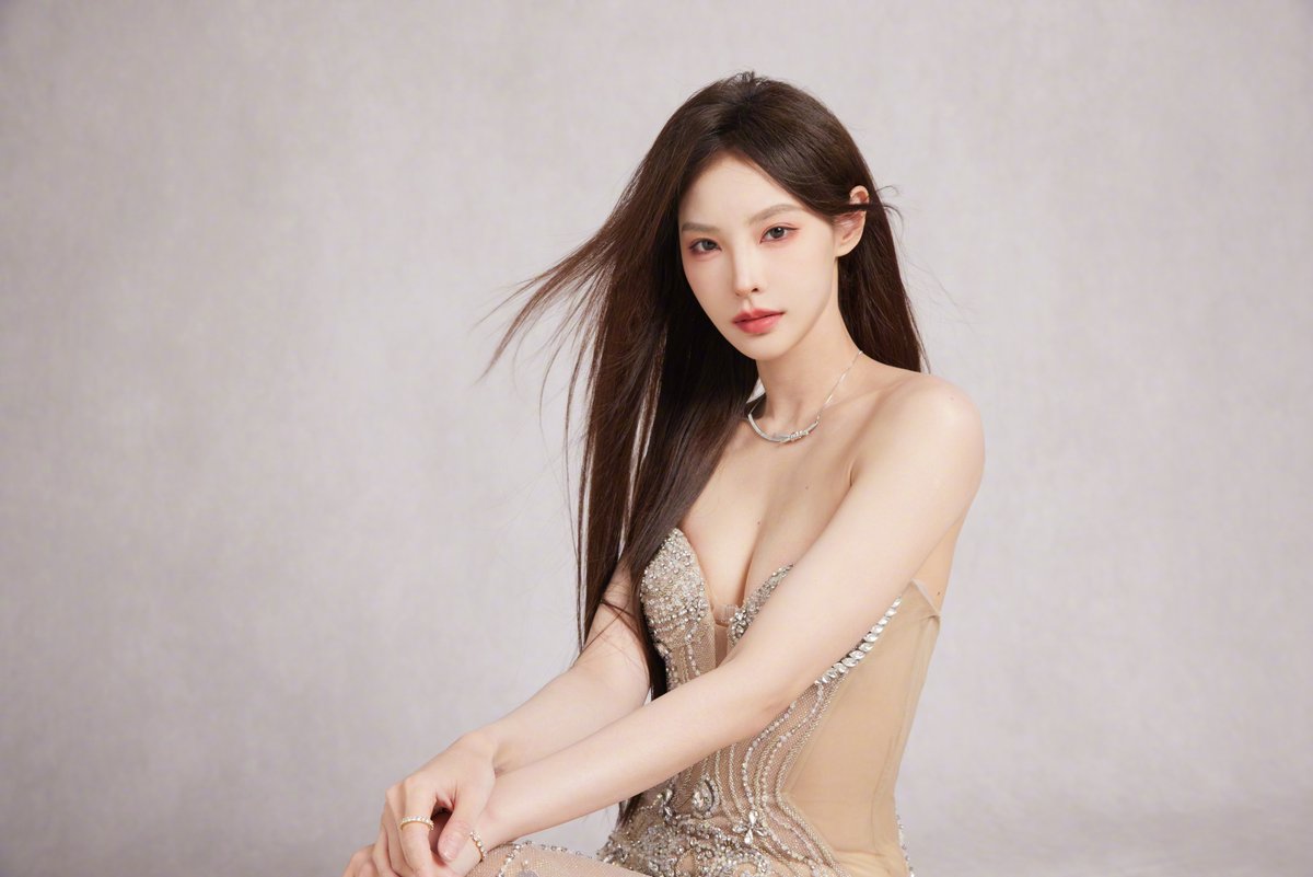 shushuwuwu's tweet image. our top16 girls repping HACCHIC COUTURE for shanghai fashion week