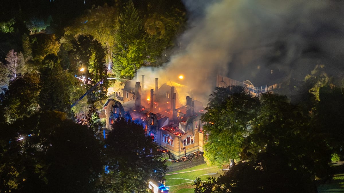 welt's tweet image. Antifa reklamiert Brandanschlag auf Jagdschloss für sich – Polizei prüft Bekennerschreiben to.welt.de/AaJoGTr
