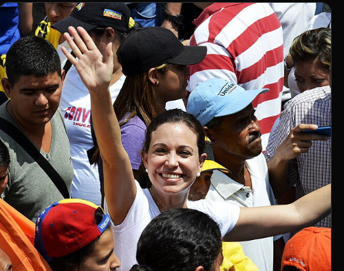 Abraxas20's tweet photo. La luz de las convicciones ilumina mas alla de su propio horizonte, se refracta para alcanzar otros estados, resonando cada fibra de todo el que la abriga. Universal y eterna #NobelPeacePrize #MariaCorinaMachado https://t.co/FqjnrJEGmH