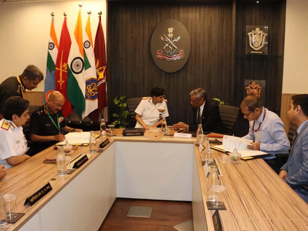 dgafms_mod's tweet image. An MoU was signed on 09 Oct 2025 between the Office of the DGAFMS and BISAG-N to foster cooperation in digital transformation, emerging technologies, research &amp;amp; training, and advanced data analytics for healthcare management across the #AFMS. The collaboration aims to leverage…