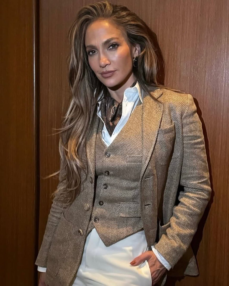 tmasnews's tweet image. #JLo deslumbró en su gira de prensa en Nueva York por su próxima película “Kiss of the Spider Woman”, luciendo un clásico look de tweed de la #RLCollection de @ralphlauren. Un homenaje al estilo atemporal y la elegancia cinematográfica.

#JLo #RalphLauren #KissOfTheSpiderWoman