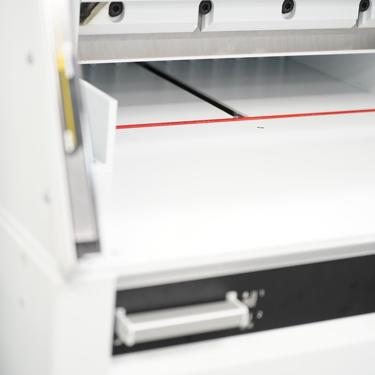 EBA  Paper Cutter
- IR safety beams
- Electronic hand wheel
- Patented EASY-CUT activating bars
- Easy-to-use touch pad
- Optical cutting line
- Safe blade change
- Practical tool holder

hubs.li/Q03LTN1y0