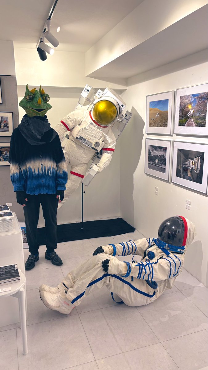 chamereoru's tweet photo. #宇宙飛行士の日常 さん@utyuiroiro の
個展「ラグランジュ・ポイント」

初日に伺わせていただきました♪

ついにお会い出来た〜！！
そしてこの写真が撮れた！！

【🧑‍🚀宇宙飛行士✖️宇宙人👽】

絶対いつかこの組み合わせで映画撮影したい！！

SF監督の皆さん〜！！
凄い方いますよ〜！！！ https://t.co/LiYvghXcIG