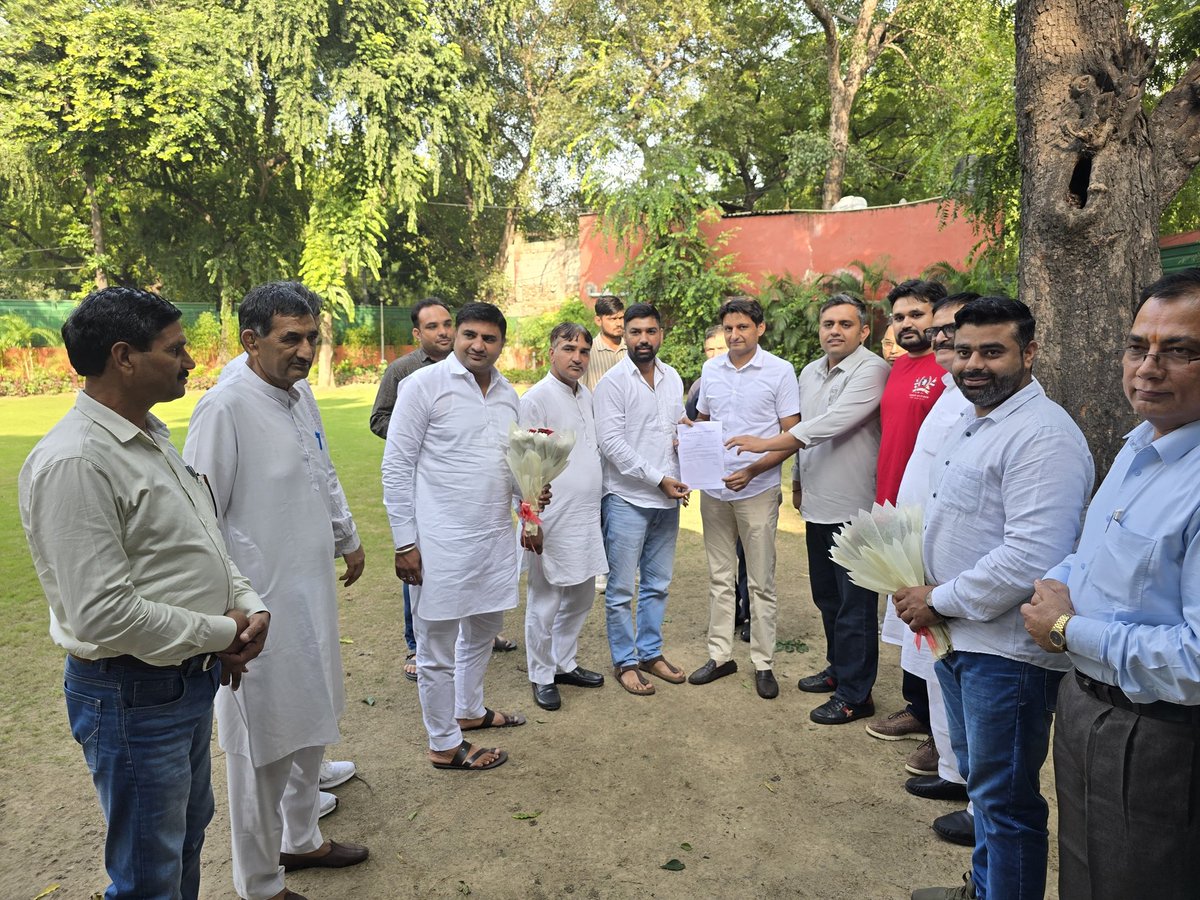 kataria_nishit's tweet image. आज मैंने प्रदेश युवा कांग्रेस के नव-नियुक्त मीडिया प्रभारी प्रदीप यादव जी के साथ पूर्व मुख्यमंत्री चौ. भूपेंद्र सिंह हुड्डा जी एवं सांसद दीपेंद्र सिंह हुड्डा जी से मुलाकात की, जहाँ प्रदीप यादव जी ने अपनी नई ज़िम्मेदारी के लिए आभार व्यक्त किया।

यह मुलाकात संगठन के प्रति समर्पण,…