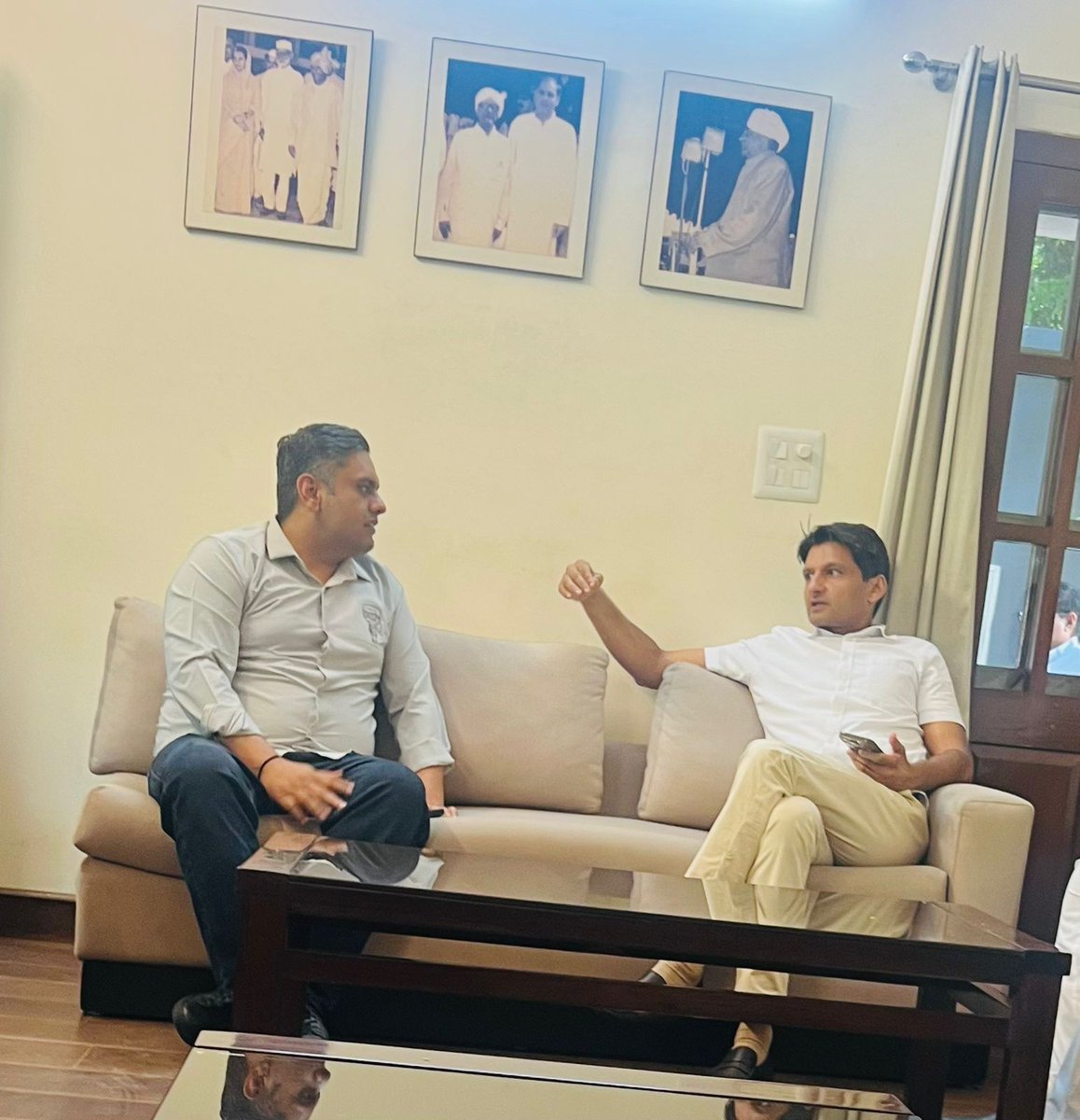 kataria_nishit's tweet image. आज मैंने प्रदेश युवा कांग्रेस के नव-नियुक्त मीडिया प्रभारी प्रदीप यादव जी के साथ पूर्व मुख्यमंत्री चौ. भूपेंद्र सिंह हुड्डा जी एवं सांसद दीपेंद्र सिंह हुड्डा जी से मुलाकात की, जहाँ प्रदीप यादव जी ने अपनी नई ज़िम्मेदारी के लिए आभार व्यक्त किया।

यह मुलाकात संगठन के प्रति समर्पण,…