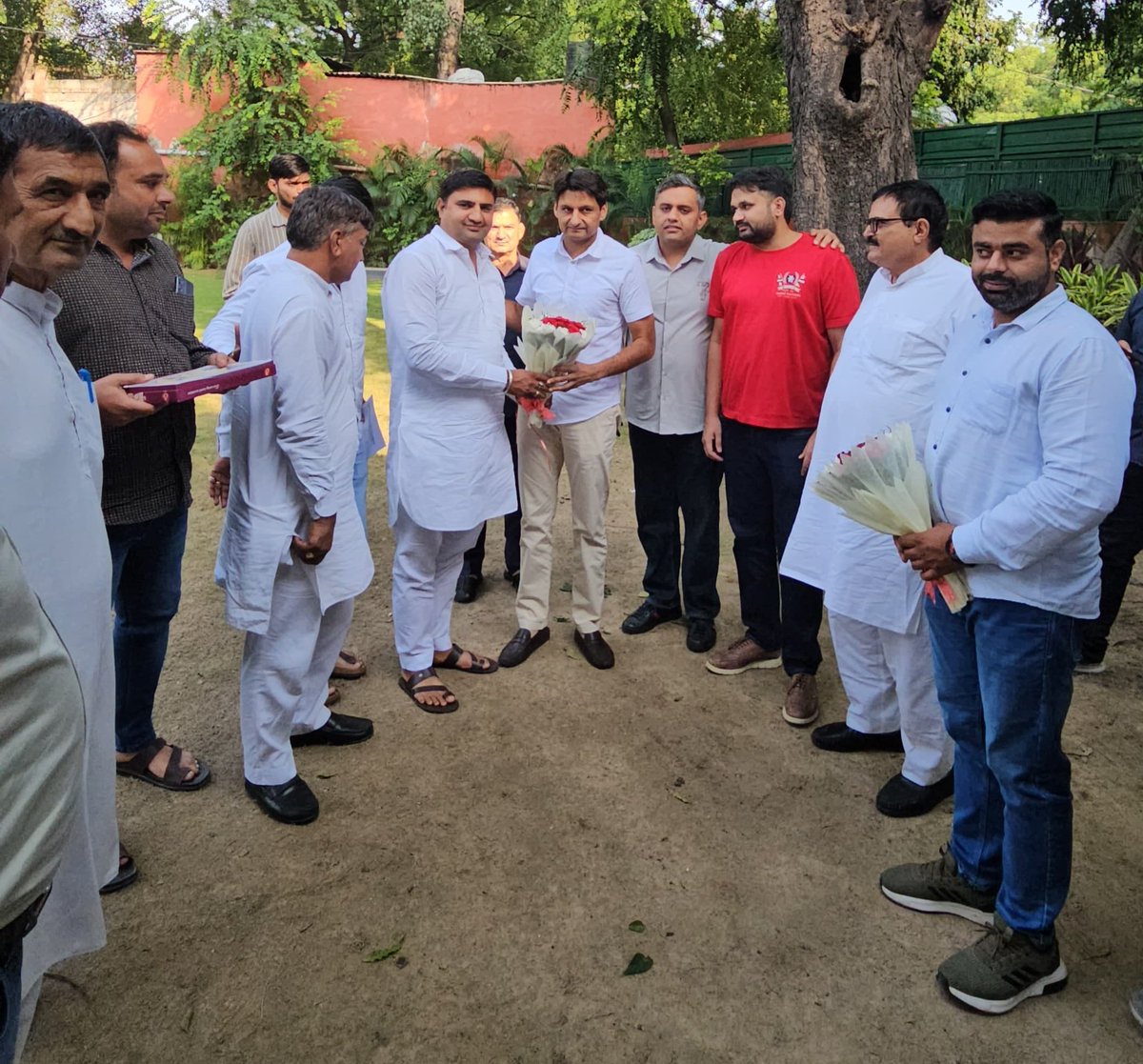 kataria_nishit's tweet image. आज मैंने प्रदेश युवा कांग्रेस के नव-नियुक्त मीडिया प्रभारी प्रदीप यादव जी के साथ पूर्व मुख्यमंत्री चौ. भूपेंद्र सिंह हुड्डा जी एवं सांसद दीपेंद्र सिंह हुड्डा जी से मुलाकात की, जहाँ प्रदीप यादव जी ने अपनी नई ज़िम्मेदारी के लिए आभार व्यक्त किया।

यह मुलाकात संगठन के प्रति समर्पण,…