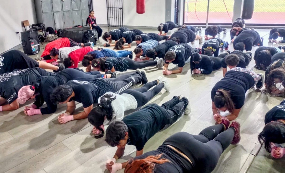 RA Informativo (@ra_informativo) on Twitter photo Clase Rosa de Boxeo promueve conciencia
En el Mes Rosa, el <a href="/IEDOficial/">IED Oficial</a> realizó una emotiva “Clase Rosa” dirigida por la entrenadora Ana Fernández, con la participación de 60 personas.
El evento fomentó la prevención del cáncer de mama y fortaleció los lazos familiares Clase Rosa de Boxeo promueve conciencia
En el Mes Rosa, el <a href="/IEDOficial/">IED Oficial</a> realizó una emotiva “Clase Rosa” dirigida por la entrenadora Ana Fernández, con la participación de 60 personas.
El evento fomentó la prevención del cáncer de mama y fortaleció los lazos familiares