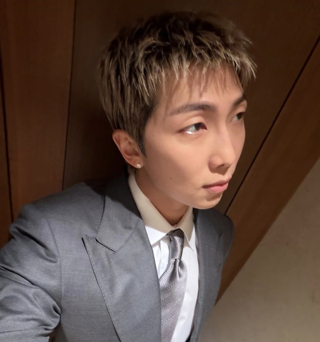 BTS_twt_RMJOON's tweet photo. 사회 2회자 https://t.co/kZ5O7Bfe9Z
