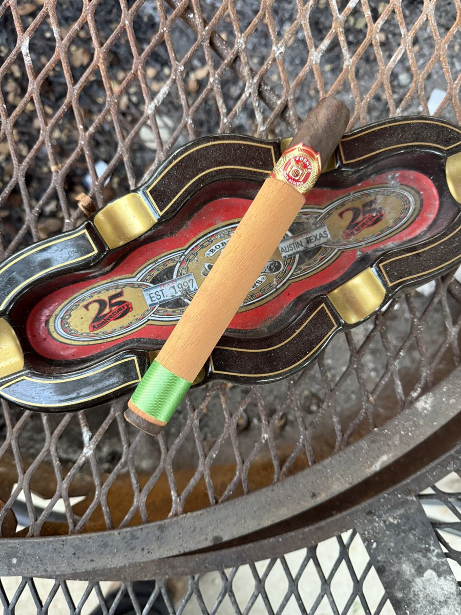 Fuente Friday with a lot of smoke,easy draw, flavor good, lil side burn, but all in all good work, burn time a lil over a hour