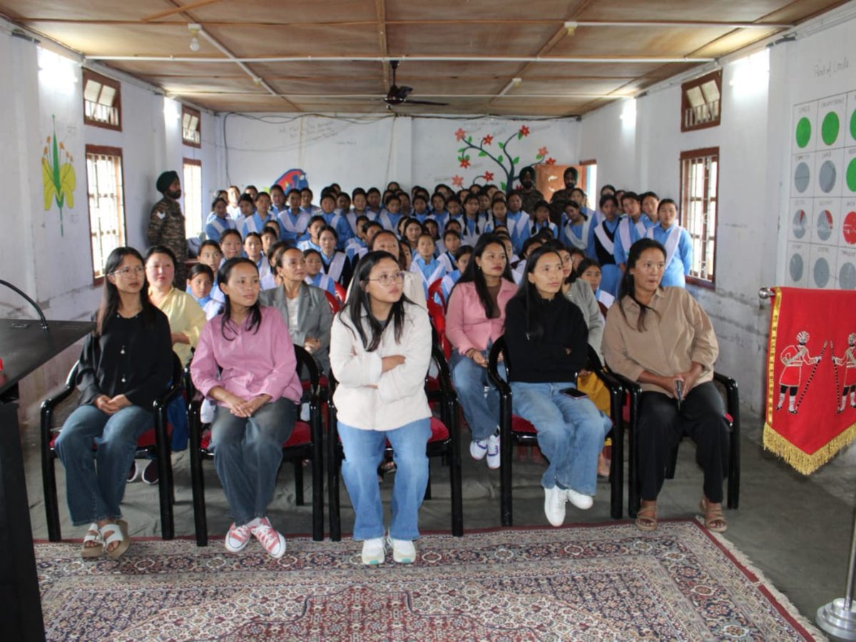 Spearcorps's tweet image. On International Day of the Girl Child, #SpearCorps conducted an interaction at Kasturba Gandhi Balika Vidyalaya, #Menchuka, motivating young girls to join the #IndianArmedForces & serve the nation with pride. Meritorious students were also felicitated for academic excellence,…