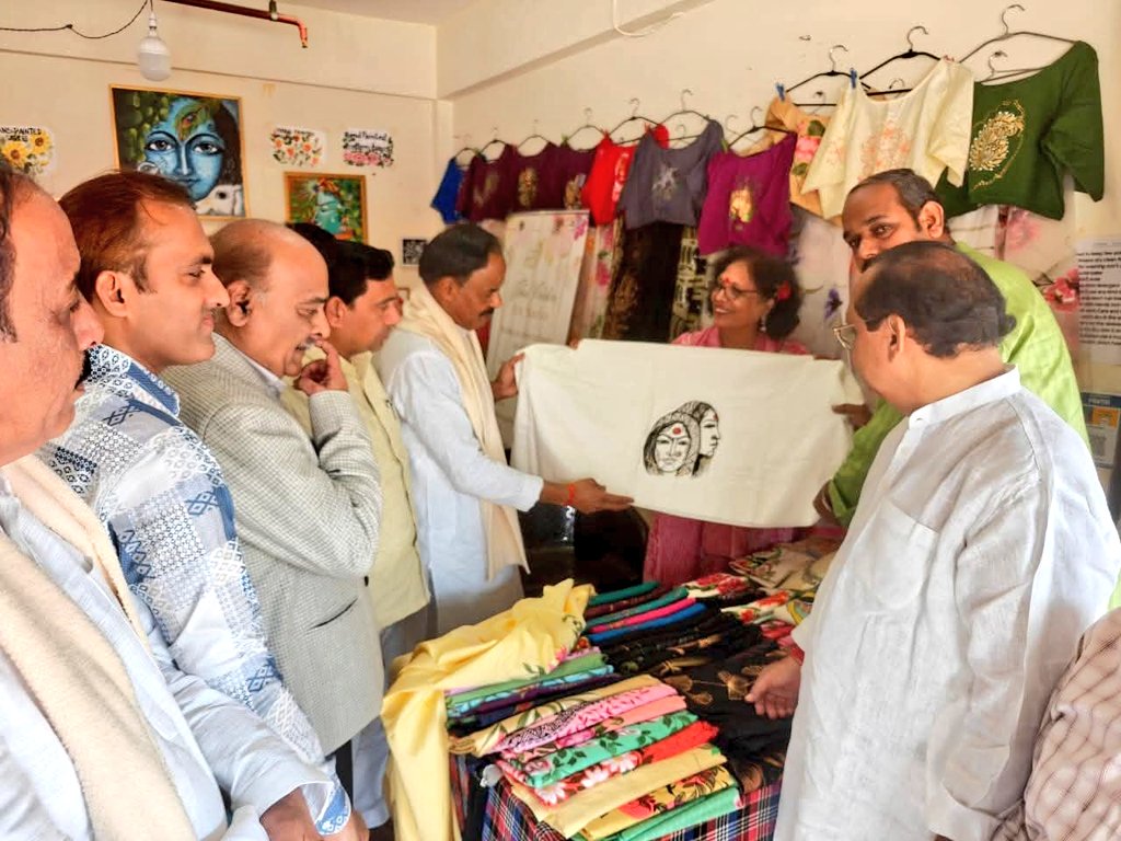 आत्मनिर्भर भारत के अभियान के तहत आयोजित ‘यूपी ट्रेड शो स्वदेशी मेला’ में सहभागिता  रही आज शिल्पहाट सेक्टर-33 नोएडा में आयोजित स्वदेशी मेले में पहुंचकर स्थानीय उद्यमियों और हस्तशिल्प कलाकारों के प्रयासों की सराहना की। यह मेला स्वदेशी उत्पादों को बढ़ावा देने और स्थानीय उद्योगों को