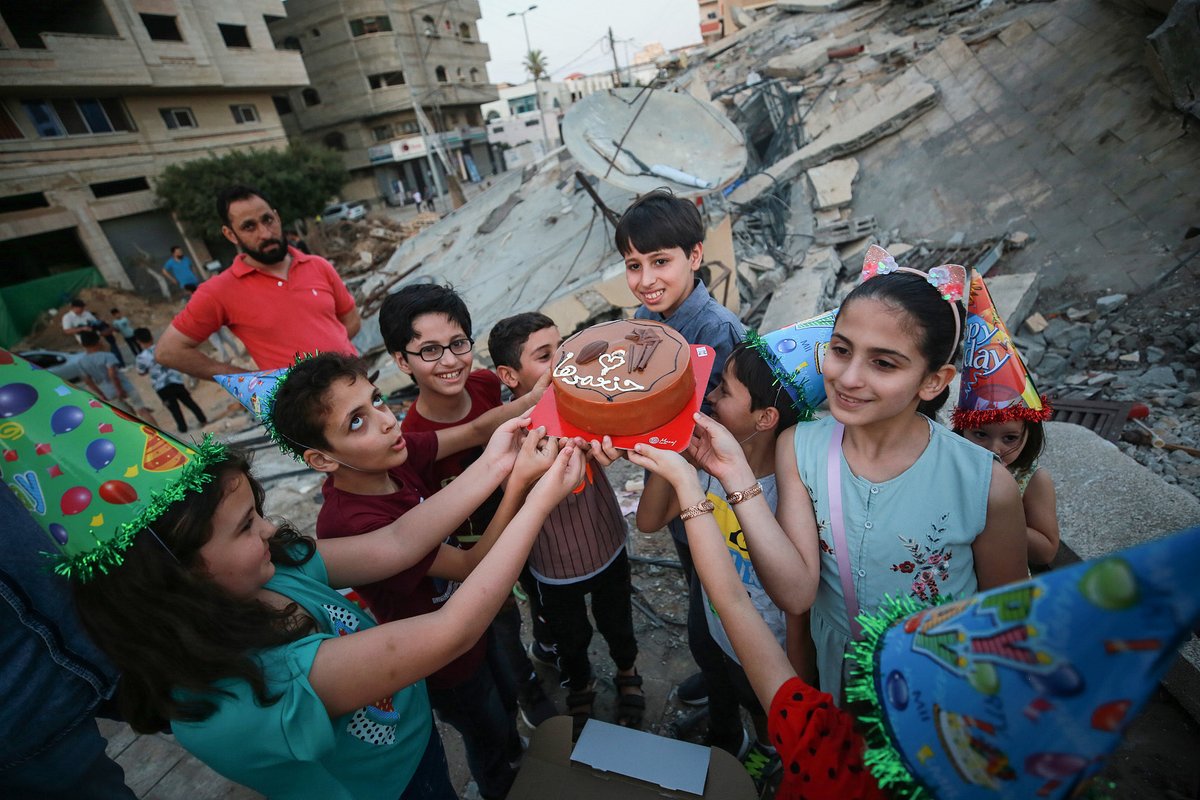 غزّة تصمد أمام جراحها، وتُحقّق السلام لأهلها بعد أعوامٍ من الحرب،
تُعلّمنا أن الأرض لا تموت ما دام فيها إيمانٌ وقضيّةٌ عادلة.
ننظر إليها فنرى صورتنا في اليمن؛ وجعٌ طال وصراعٌ عدميّ،
فمتى نُحقّق لبلادنا السلام… ويعود أهلها إليها بالأمان؟

#غزة #فلسطين #اليمن #حنعمرها 
#بحاح