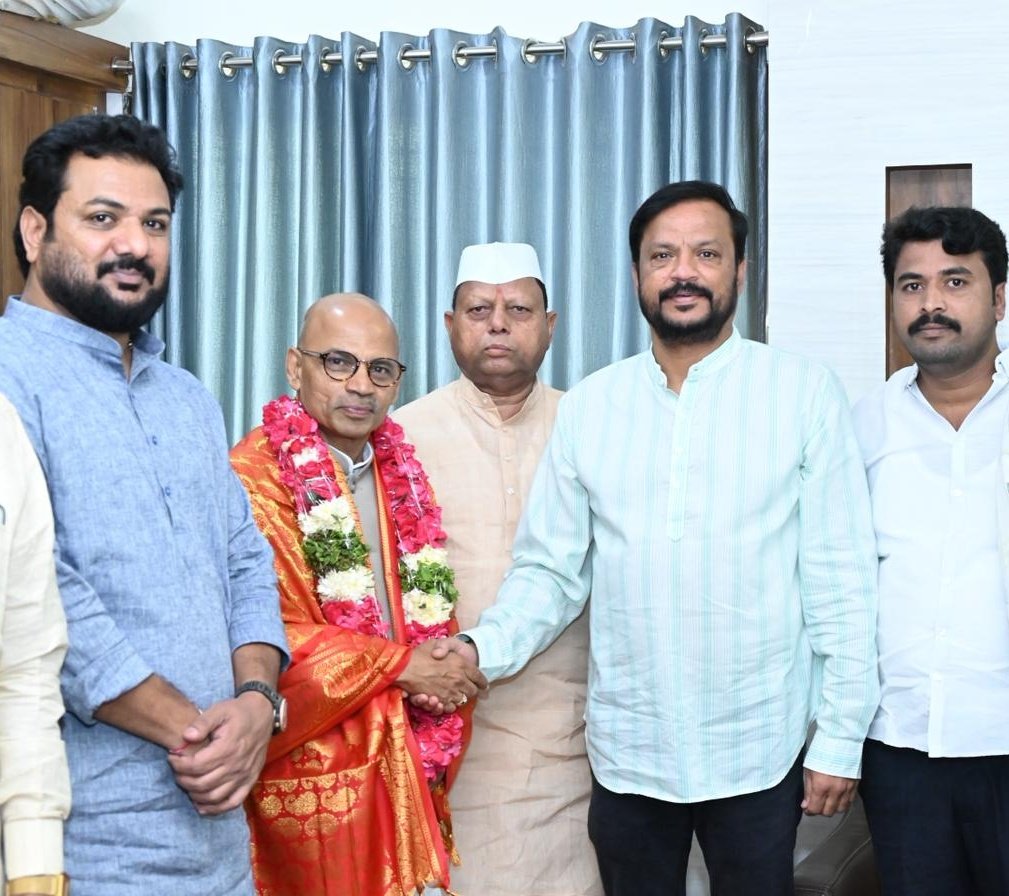 MLCvijaysingh's tweet image. #ಬಸವಕಲ್ಯಾಣ ನಗರಕ್ಕೆ ಆಗಮಿಸಿರುವ ಸಚಿವರು ಸನ್ಮಾನ್ಯ ಶ್ರೀ ಶರಣಪ್ರಕಾಶ ಪಾಟೀಲ್ ಅವರನ್ನ ಬರಮಾಡಿಕೊಂಡು ಅವರನ್ನ ನನ್ನ ಗೃಹ ಕಚೇರಿಯಲ್ಲಿ ಸನ್ಮಾನಿಸಿದೆ.
#Basavakalyan #Bidar #SharanprakashPatil