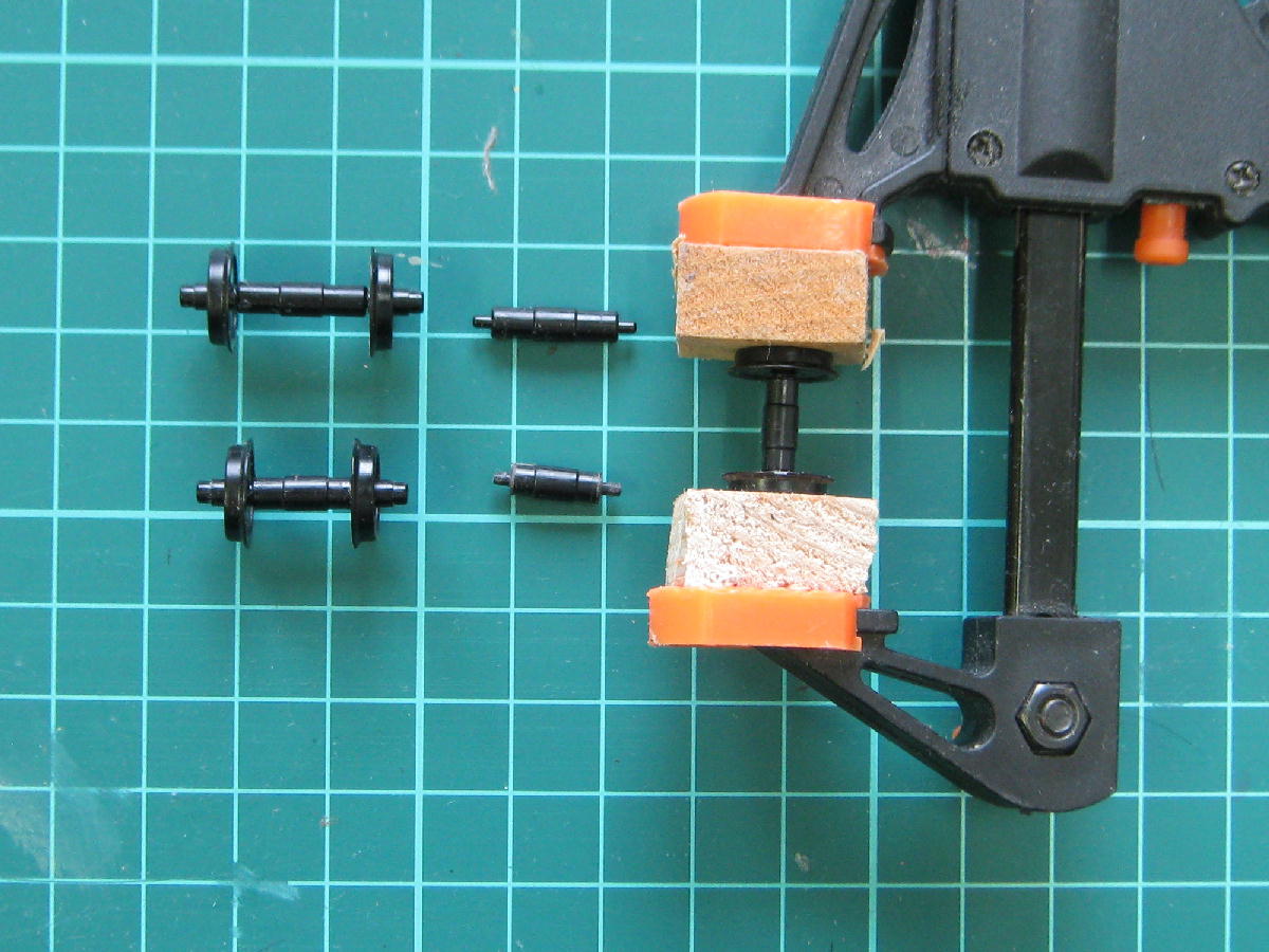 tentetu82's tweet image. #115系　#PULM #改軌大作戦
車輪を改軌。先行の２軸は慎重にやったが、走向性能は
関係ないので寸法の精度はおおざっぱ。