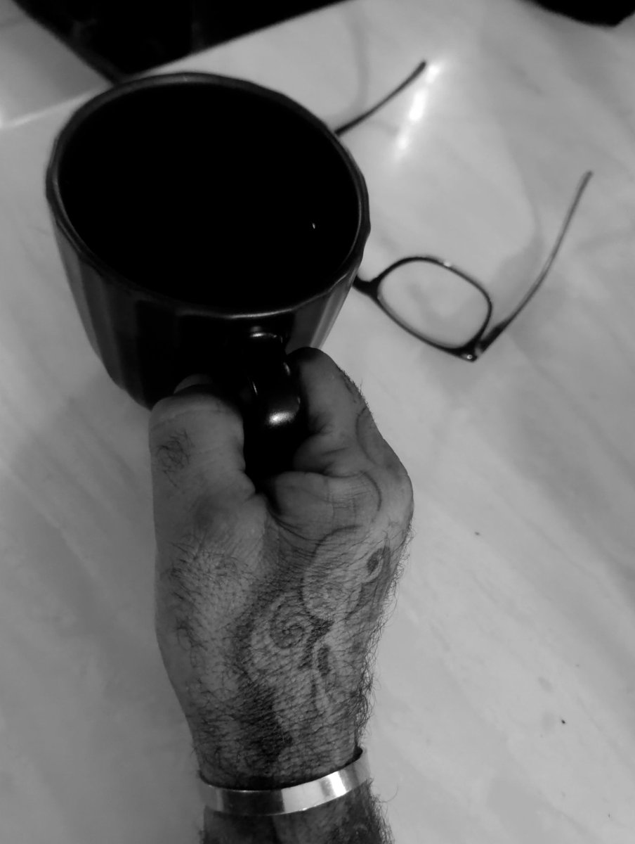 Tomemos café  por la mañana, para sentir que aún estamos vivos. 
Y que el dolor es inherente al ser humano.