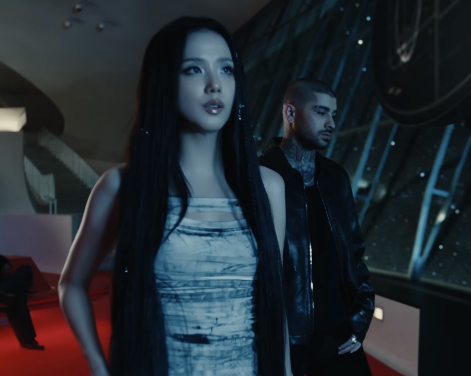 iHeartRadio's tweet image. They told me we should fall in love with our eyes closed but I actually can't stop watching 😳❤️🔥
@zaynmalik #JISOO #JISOOxZAYN