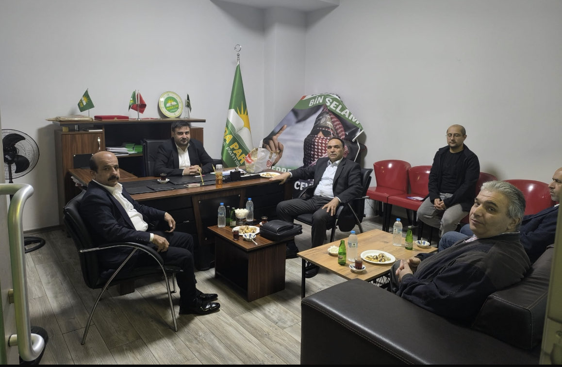 Esenler Esnaf ve Sanatkârlar Odası Başkan Adayı Soner KARABULUT ilçe başkanlığımızı ziyaret etti. 

Nazik ziyaretlerinden dolayı teşekkür ediyor, çıkmış oldukları bu yolda kendilerine başarılar dilerim.