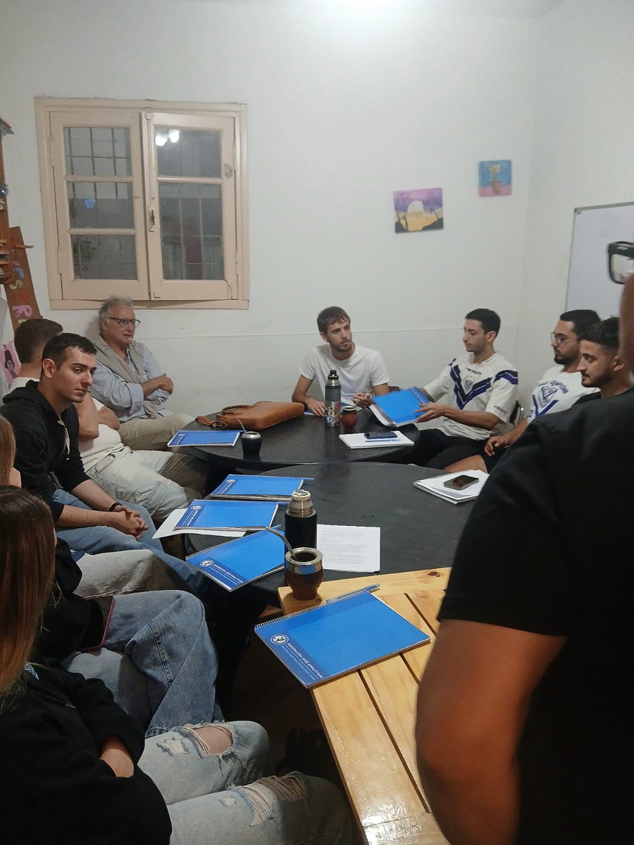 AgrupAmalfitani's tweet photo. 💙 ¡Segundo encuentro de la capacitación dirigencial!

En esta oportunidad, @LeovelezLeo, miembro de la CD y presidente del Departamento de Socios, compartió su experiencia en Gestión de Socios y Participación Institucional en Vélez.

#NuestraHistoriaNosCompromete 🇮🇹 https://t.co/hGisg8Y8ga