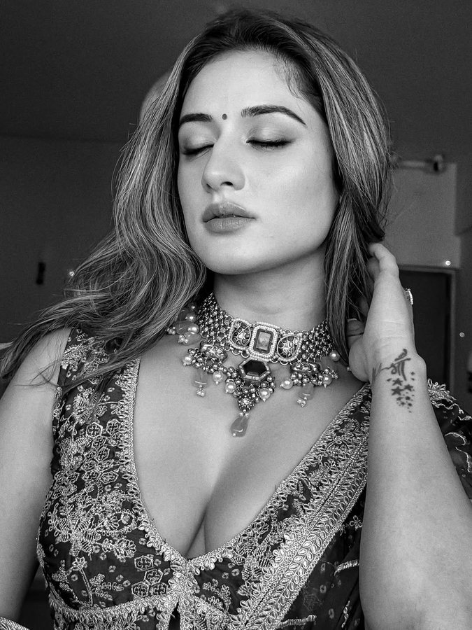 G25yqGyW8AAP_Nj?format=jpg&name=900x900