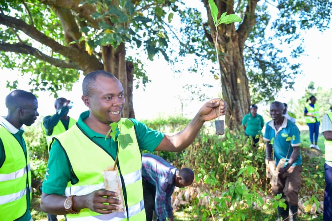 RGabdho's tweet photo. Today, at #NationalTreePlantingDay2025 celebrations in Busoga College Mwiri, Jinja, RGF has joined partners & students to plant 5,000+ trees under the #ROOTsCampaign, restoring hope, resilience & inclusion for communities facing climate shocks.
#ClimateAction #Sustainability https://t.co/W7aUkxCqz7
