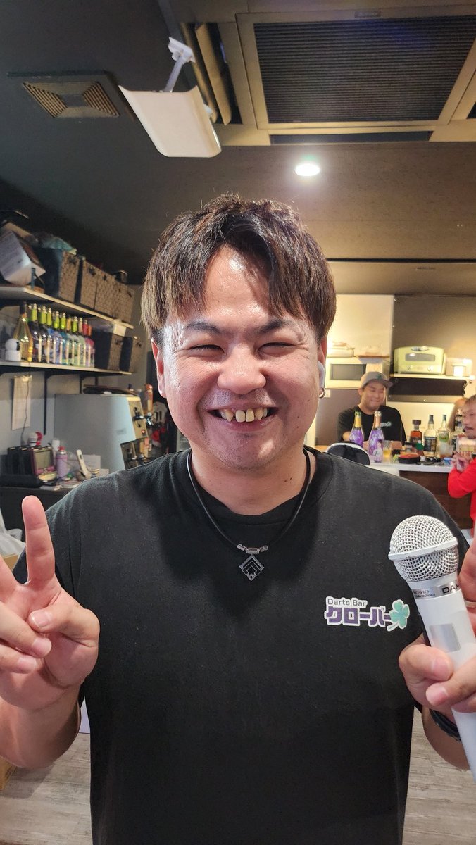 Hayato124F's tweet photo. クローバーに初めて行ってきた
明るくて居心地よかった😉

チャレマまさかのトップバッター☝️
DARTSLIVEショットのテーマが配布されていたらしく、テーマ違うやないかい！w
せっかくスーツの優希恵ちゃん設定してたのに😭

サングリアル全選手サイン揃った✌️

いつか必ず勝つ！！！！
さっ、練習ぜ！ https://t.co/wHGxzCN6ls