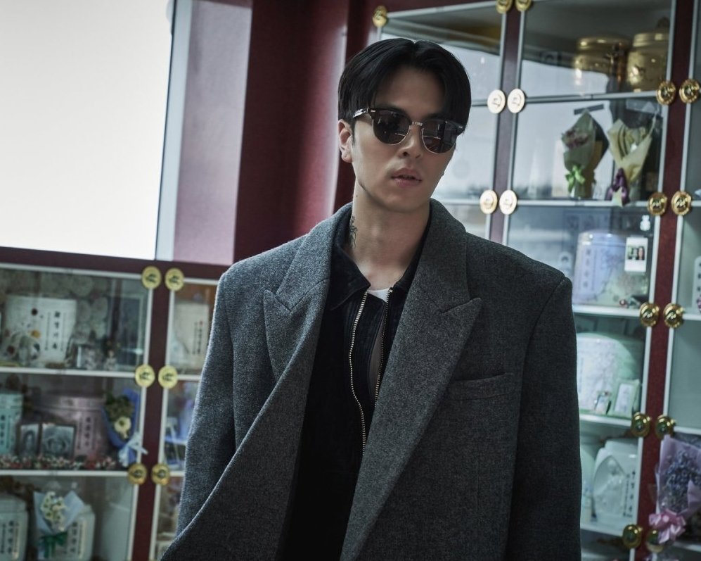 he's hot
SOOOO HOOOOTTT
dan switch karakternya gokil bgt kek... w perdana bgt takut liat dia, biasanya masih ketiwi ketiwi dikit😭🙏