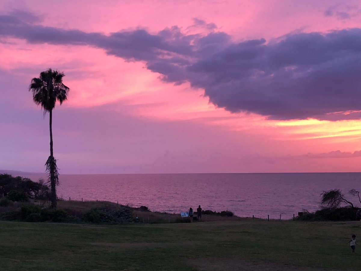 Happy Aloha Friday! Mahalo to Allison Oakes for sharing this stunning sunset shot from Maui's Kamaole Beach Park III. govisithawaii.com/2025/10/10/alo…