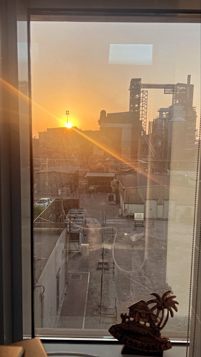 Закат в Абу-Даби красивый, но лучше бы смотреть с домашнего балкона под кальян, а не под пятую кружку кофе на заводе
