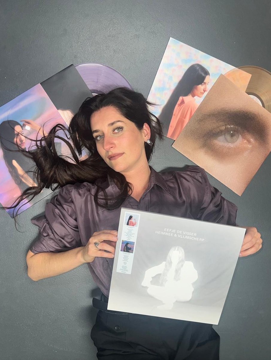 Eefjedevisser's tweet photo. Lieve allen, Vlijmscherp is uit! Samen met Heimwee is het verhaal is nu compleet. 22 songs die ik de wereld in wilde sturen zijn nu verzameld in de Heimwee x Vlijmscherp box. Vanaf vandaag liggen Vlijmscherp en de box in de winkels - runrunrun! Link in bio 💜 https://t.co/4VZWvTx85x