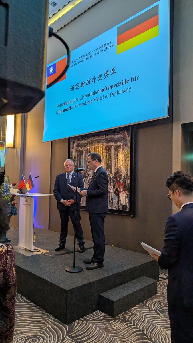 🇩🇪🤝🇹🇼 Am 10.10. feierte die DTG in Berlin Taiwans 114. Double Ten Day und begrüßte Dr. Klement Ruey-sheng Gu als neuen Repräsentanten. Gleichzeitig stärkten DTG-Vertreter:innen in #Taiwan die #bilateralen Beziehungen. Danke für den #Austausch! 🙏 deutsch-taiwanische-gesellschaft.de/meldungen/feie…