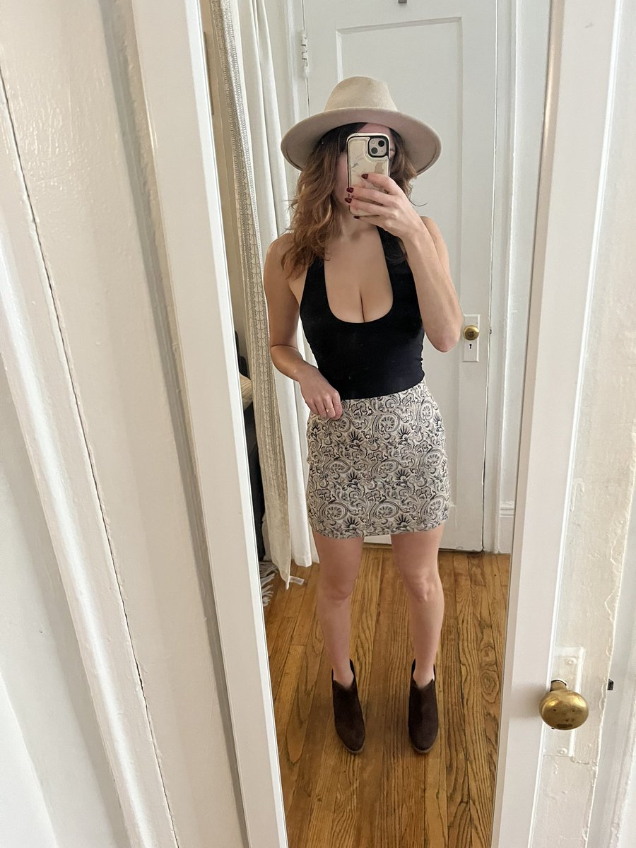 MollyMoonSF's tweet image. Would you like it if I showed up dressed casual? 🤍