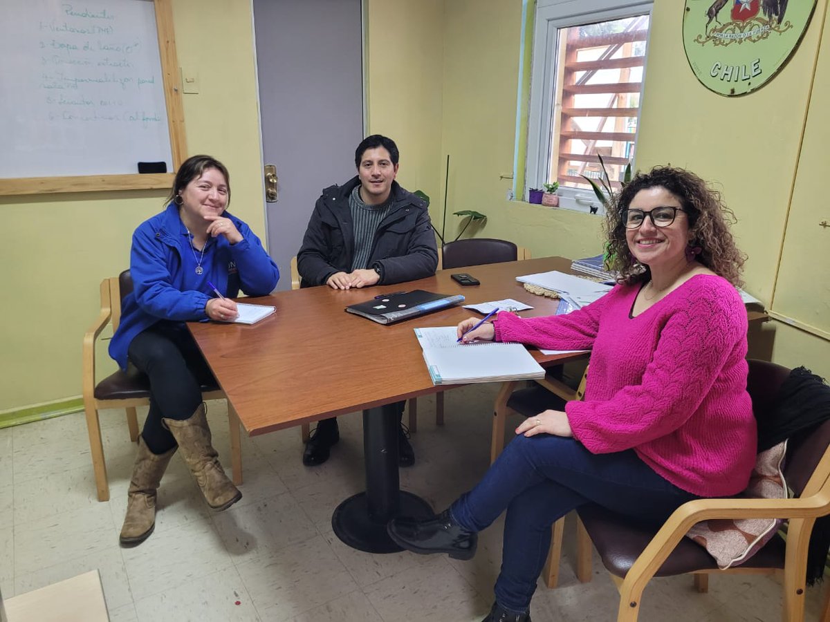 🤝 El trabajo con redes es clave para acompañar de forma respetuosa el paso de las niñas y niños al nivel de transición.
Por ello el jardín alternativo "Los Lobitos" de #Niebla, en Valdivia coordinó acciones con la Escuela Juan Bosch para resguardar las trayectorias educativas.