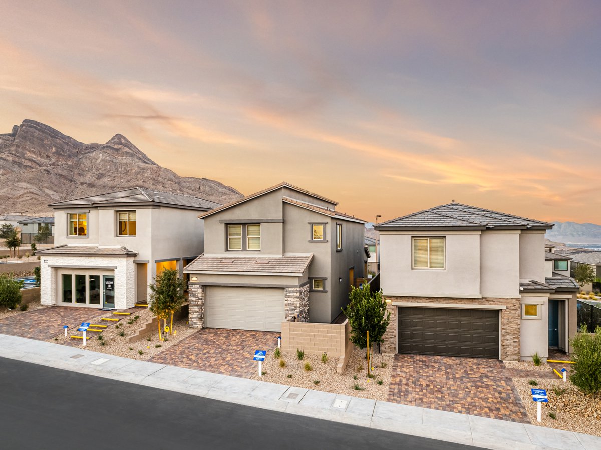 summerlinlv's tweet image. 🎉 Introducing Sandpiper by Lennar! Now open in Kestrel, Sandpiper offers three stunning two-story floorplans ranging from 2,055 to 2,405 sq. ft., with pricing starting from the $700,000s.

🔗 Discover more: bit.ly/48FH6Zt

#Summerlin #NewHomes #LasVegasHomes