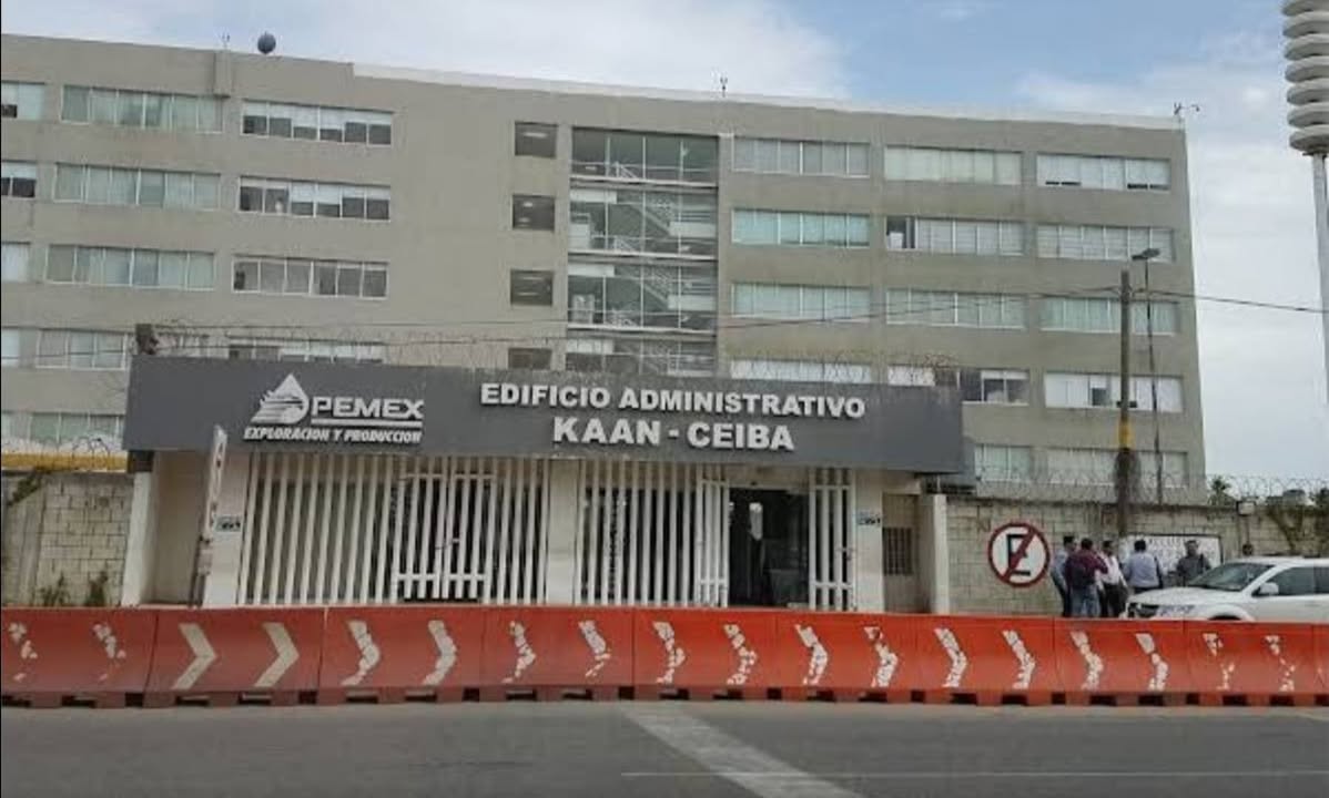 linozentella_'s tweet photo. Denuncia al 9933989844… 🚩⚠️‼️ ¡Reclaman baños dignos trabajadoras del Kaan Ceiba Pemex!; en el Edificio Administrativo Kaan Ceiba @Pemex, Paraíso, Tab, más de 300 trabajadoras enfrentan condiciones laborales marcadas por la falta de higiene y mantenimiento en sus instalaciones; la denuncia fue dirigida al director de Exploración y Extracción, Ángel Cid Munguía, y a la subdirectora de Extracción Región Marina Suroeste (SERMSO antes SPRMSO), Blanca Estela González Valtierra, con carácter de urgencia debido a la gravedad del problema; los empleados señalaron que el servicio de intendencia carece de productos adecuados de limpieza, limitándose a barrer y trapear los pasillos únicamente con agua; la situación se agrava con el estado de los baños: sólo hay un sanitario habilitado por piso, lo que significa que apenas cinco funcionan para el uso de cientos de trabajadores; estos espacios, con más de 15 años sin recibir mantenimiento, fueron reportados como inservibles por la Comisión Mixta de Higiene, aunque funcionarios presuntamente habrían sido sobornados para permitir que al menos uno quedara abierto por nivel, a pesar de las pésimas condiciones detectadas; las trabajadoras advirtieron que el uso compartido y masivo de los pocos baños disponibles facilita la propagación de virus y bacterias causantes de infecciones urinarias, enfermedades respiratorias como gripe, influenza o coronavirus, además de padecimientos gastrointestinales y problemas en la piel; esta precariedad, insistieron, no solo atenta contra la salud de las empleadas, sino que también expone a la empresa a mayores índices de ausentismo, indemnizaciones laborales, pérdida de reputación e incluso posibles demandas legales; la situación resulta aún más preocupante al considerar que los servicios de salud de los hospitales de @Pemex son señalados como ineficientes e insuficientes, sin capacidad de respuesta en caso de un brote masivo de enfermedades entre los trabajadores; la falta de infraestructura básica, como sanitarios en condiciones óptimas, convierte el entorno laboral en un foco de riesgo permanente; las trabajadoras recalcaron que el problema ha sido planteado en distintas ocasiones sin obtener respuestas claras de la administración; ante la falta de soluciones, emplazaron a la subdirectora González Valtierra a demostrar liderazgo y empatía, recordando que mientras ellas deben lidiar con servicios mínimos y riesgos sanitarios, los altos mandos disponen de baños privados en condiciones privilegiadas; la demanda es clara, rehabilitar con urgencia los sanitarios del edificio para garantizar un ambiente laboral digno, seguro e higiénico; atención @Claudiashein @MarcelaVilleg15 @CNE_Mex @SENER_mx @GobiernoMX @FGRmexico @LuzElena_GE @ASF_Mexico @SCJN @STPS_mx @Tu_IMSS @SEMARNAT_mx @agencia_asea @CENAGAS_mx @IMPetroleo @SATMX @Hacienda_Mexico @BuenGobierno_mx @Centrofcrl #OIC #UIF #OmarReyesColmenares….Zas!!!
