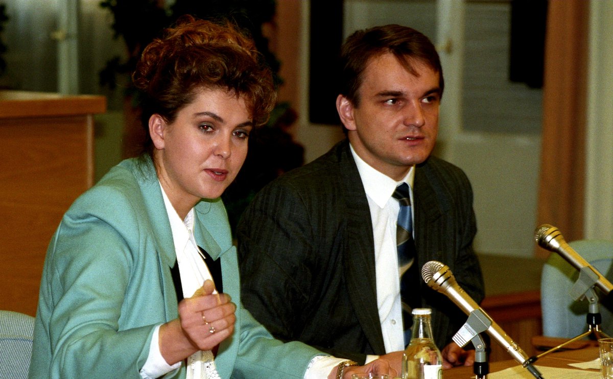 EdoMarcin's tweet photo. Współudziałowiec nocnego zamachu na demokratyczny rząd Jana Olszewskiego, półgłówek podpisujący ze zbrodniarzem Putinem najdłuższy i najdroższy kontrakt świata, Waldemar Pawlak rządził zaledwie 16 miesięcy i 12 dni. W tym krótkim czasie sprzedał za bezcen 2269 polskich zakładów. https://t.co/cIgEWkZ17X
