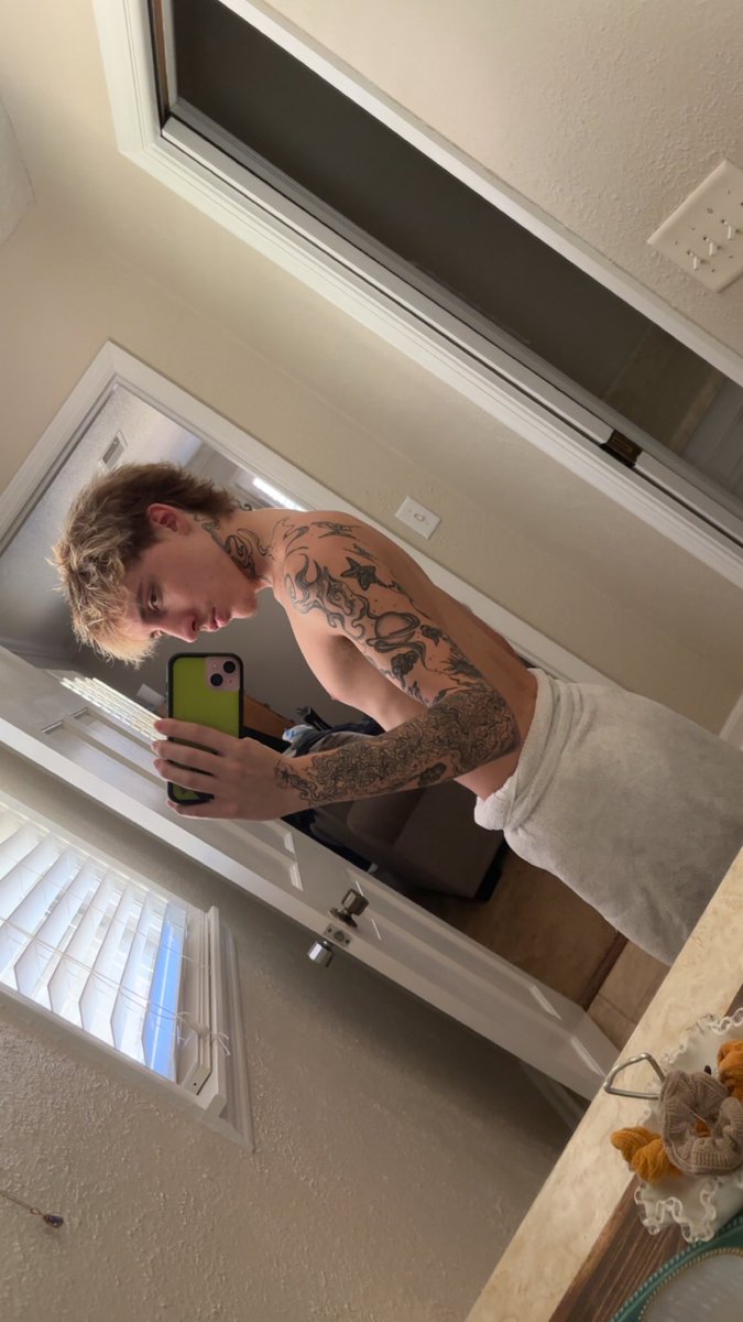 josh__ie's tweet photo. like fortnite imma need your skin https://t.co/PPX9txDcE3