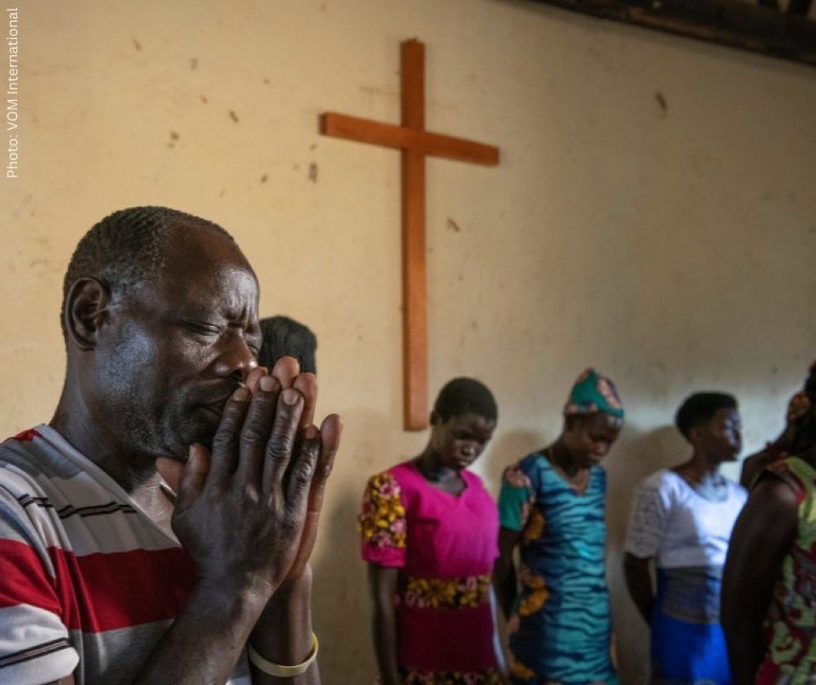 🇳🇬 In #Nigeria, un cristiano viene martirizzato ogni due ore.

Negli ultimi 15 anni, almeno 60.000 cristiani nigeriani sono stati brutalmente assassinati dagli islamisti.

Non vedremo manifestazioni né indignazione.

L'Occidente rimane in silenzio e guarda dall'altra parte.