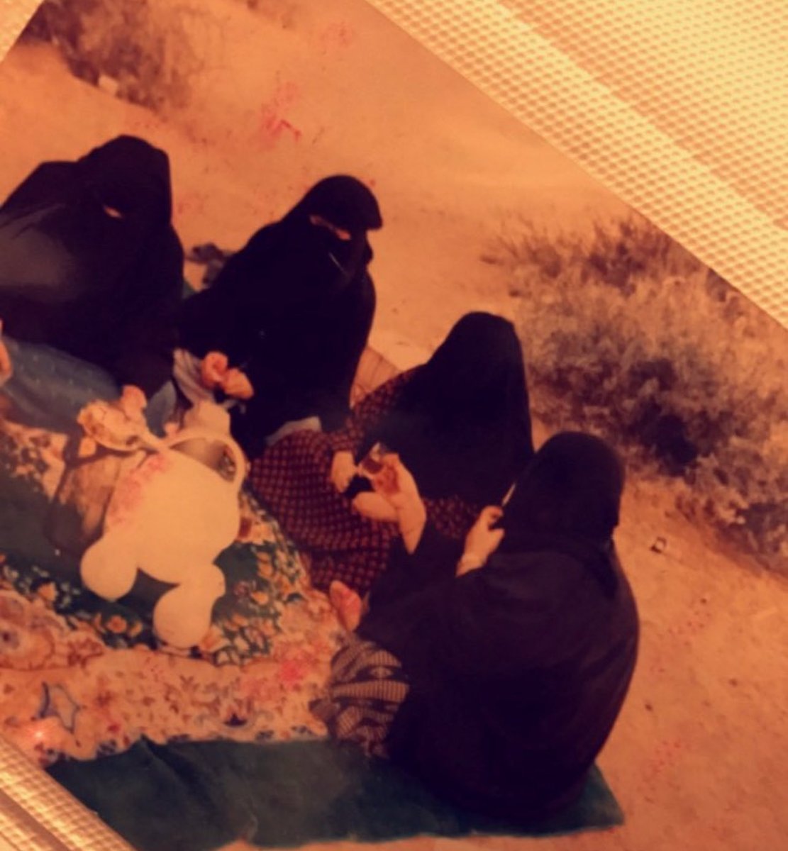 اليوم تأكدت صدق مقولة (الخالة هي الأم الثانية)…
ولن يخالجك هذا الشعور، وتعيشه واقعاً رغم وجوده، إلا عندما تجلس أمامها بعد غياب وتشاهد (أمك) في شبهها وملامحها، وتحس بكمية الحنان ومشاعر الحب مرسومة في تعابير وجهها، وفي نظراتها الذابلة نحوك…
وهذا ما عايشته لعدة لحظات مساء هذا
