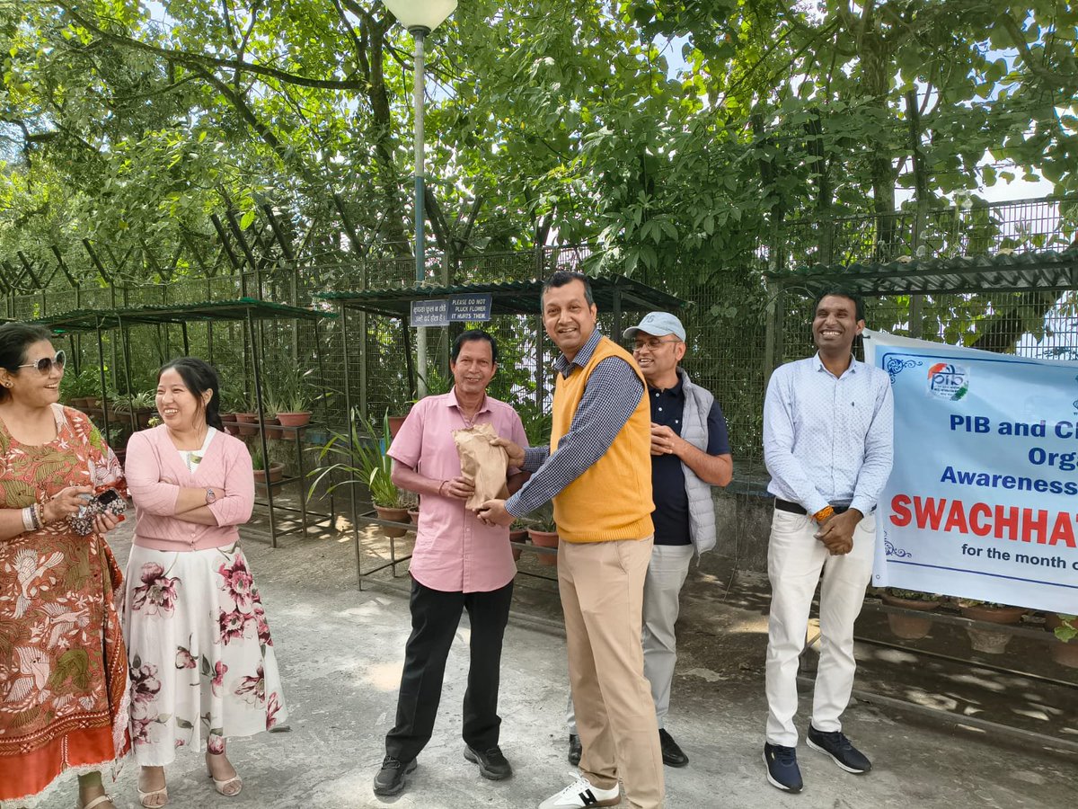 airnews_agt's tweet image. #SwachhataHiSeva2025: গ্যাংটক-এর পিআইবি #PIB, সেন্ট্রাল ব্যুরো অফ কমিউনিকেশন #CBC,আকাশবাণী গ্যাংটক #AIR-এর সঙ্গে যৌথভাবে গ্যাংটকের আকাশবাণী অফিসে ‘স্বচ্ছতা হি সেবা’ অভিযান পালন করেছে।
🎯 থিম: ‘এক পদক্ষেপ স্বচ্ছতার দিকে’
 🌿
#SwachhBharat #SHS2025
#SwachhataHiSeva
@airnewsalerts