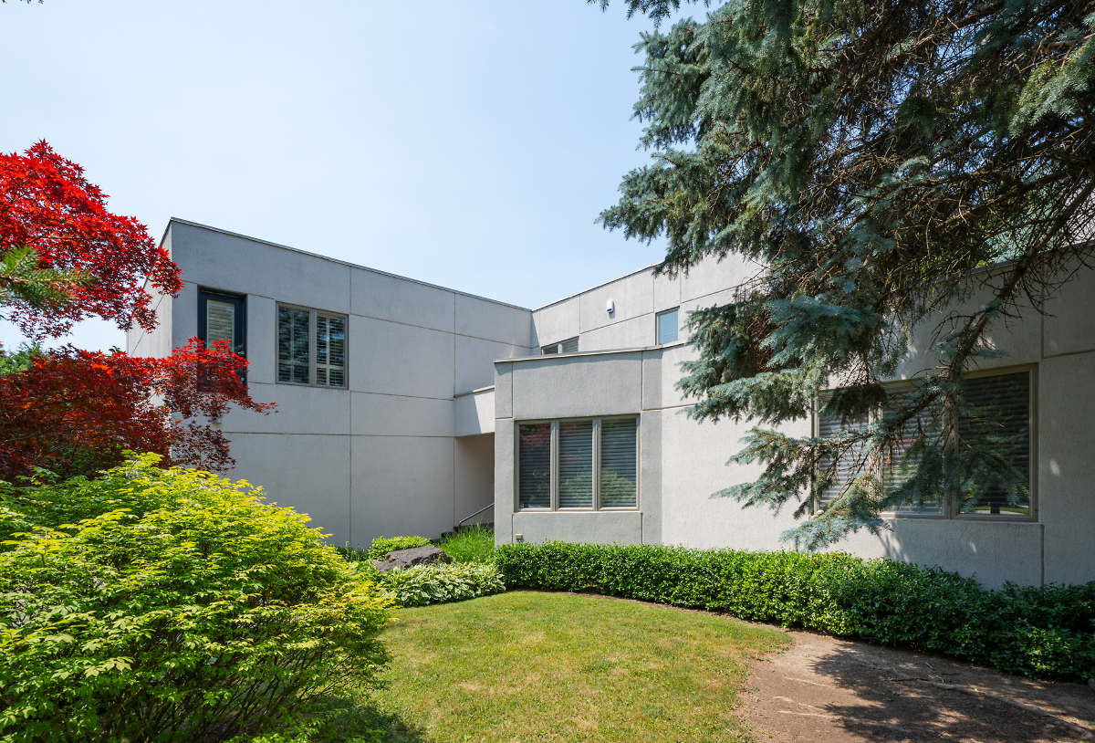 gtarealtyplus's tweet photo. Check this out! A private oasis in Bayview &amp; York Mills, this 15,000+ sq.ft. lot features 6,000+ sq.ft. of luxury living. Soaked in natural light, it offers 4+1 bedrooms, chef’s kitchen with Sub-Zero/Wolf, stunning finishes, a .. https://t.co/WeSZMQ4euA https://t.co/V6xgpNZdkr